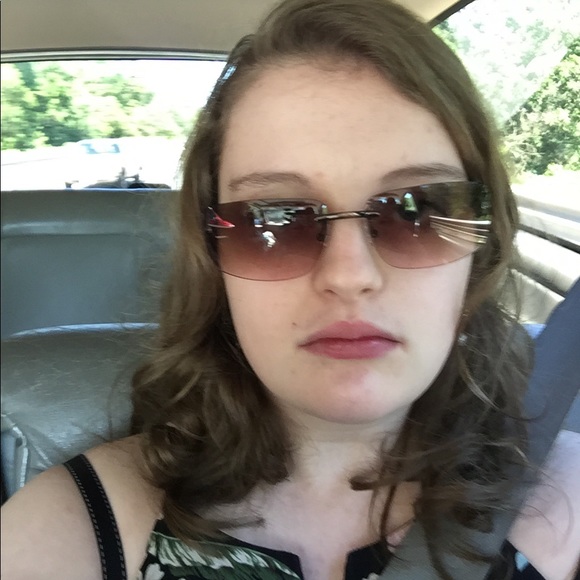 Meet Your Posher, Sarah! - Picture 3 of 3